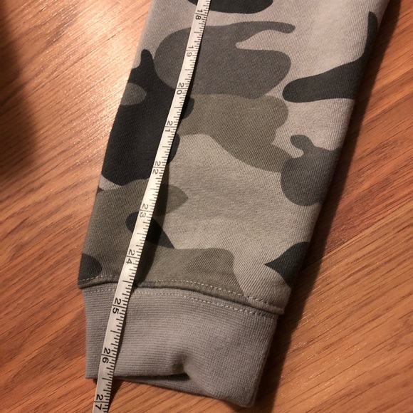 CHAMPION~ Men’s grey camo sweatshirt - Picture 8 of 10